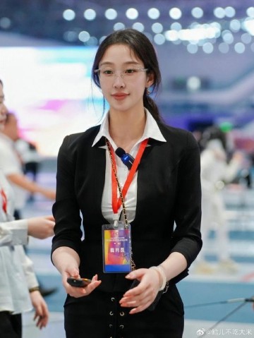 九游体育-网红击剑运动员秦雪执裁青少年比赛，职业装亮相长腿吸睛